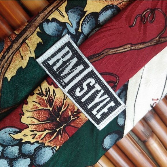 EUC VINTAGE 1996 RALPH MARLIN Cranberry "Wine Labels" Grapes 100% Silk Tie - Picture 9 of 10